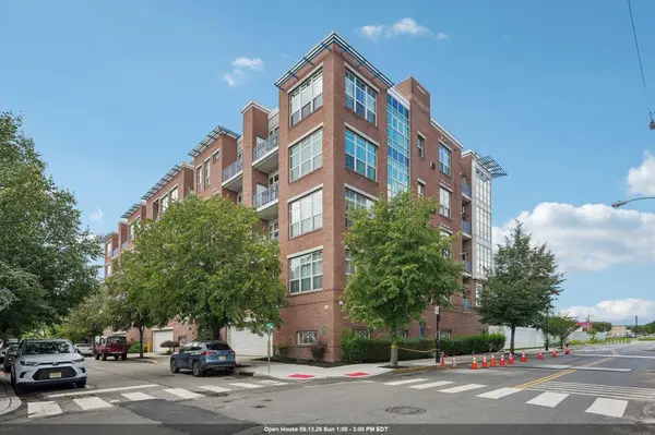 3 GREENWICH DR  #97, Jc West Bergen, NJ 07305