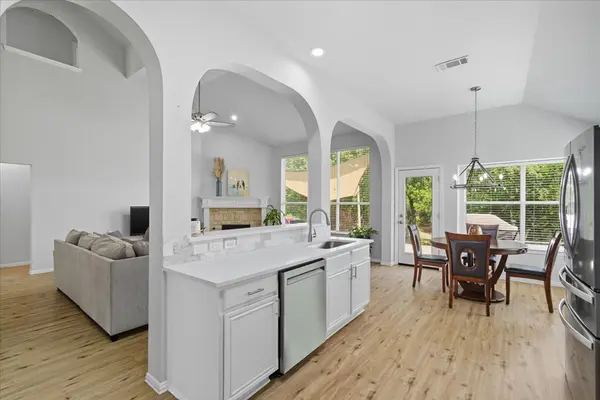 409 Springtree Rd, Lake Dallas, TX 75065