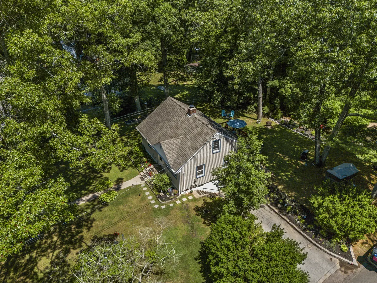 24 Forest Ave, Mystic, CT 06355-1033