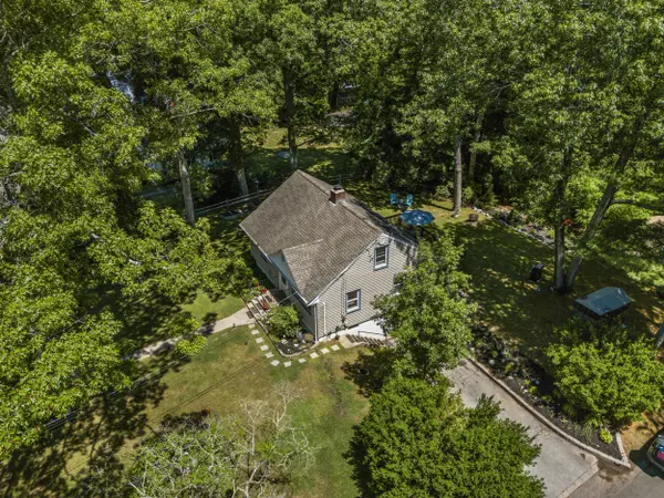 24 Forest Ave, Mystic, CT 06355-1033