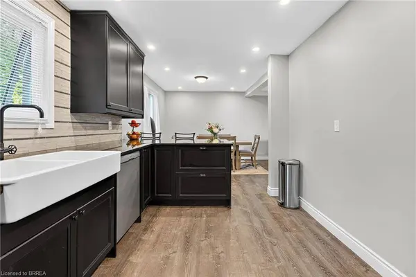 312 Old Guelph RD, Dundas, ON L9H 5W4