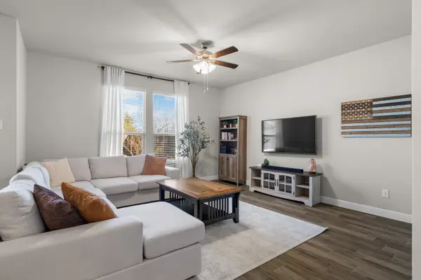 5525 Round Hill Rd, Denton, TX 76210-2468