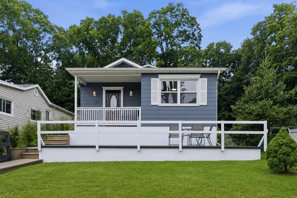 18 Coolidge Trl, Hopatcong, NJ 07843-1516