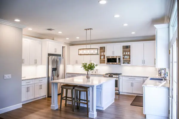 Home Value Boosters: Simple Updates With Big Payoff,Lauren Roman