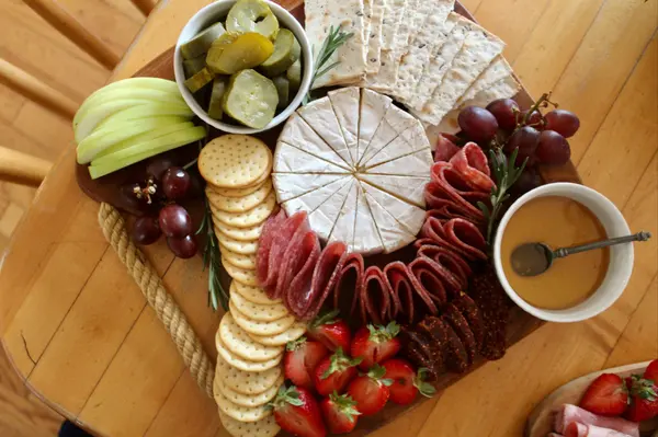 #HostingTips: How to Throw a Memorable Party Without Breaking the Bank,Lauren Roman