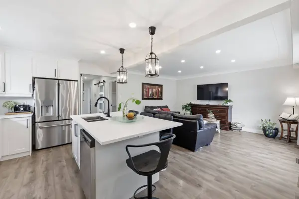 894 Brucedale AVE E, Hamilton, ON L8B 1S9
