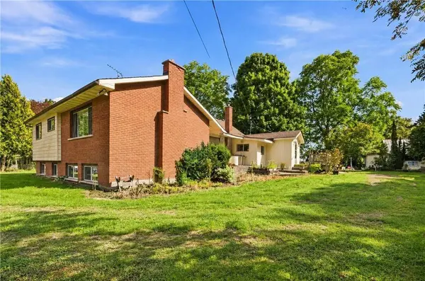 994 Safari RD, Hamilton, ON L8B 1S9