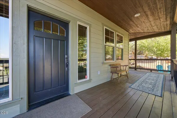 3750 Crest CT, Redmond, OR 97756
