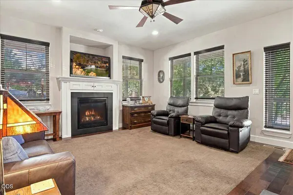 3750 Crest CT, Redmond, OR 97756
