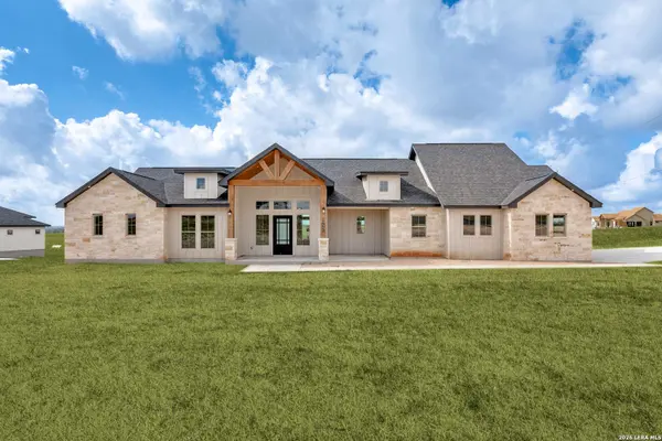 125 Dragonfly Dr, La Vernia, TX 78121