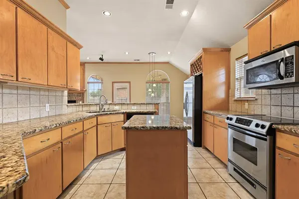 906 Renita ST, Moore, OK 73160