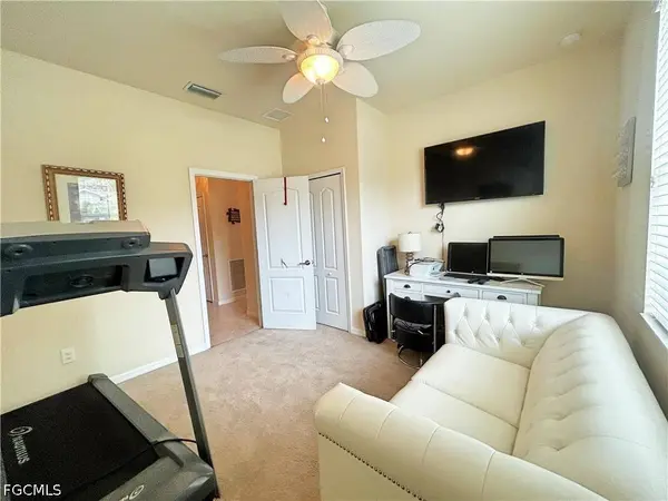2571 Laurentina LN, Cape Coral, FL 33909