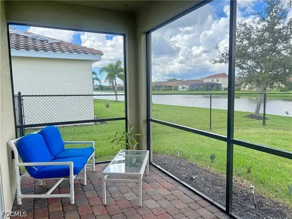 2571 Laurentina LN, Cape Coral, FL 33909