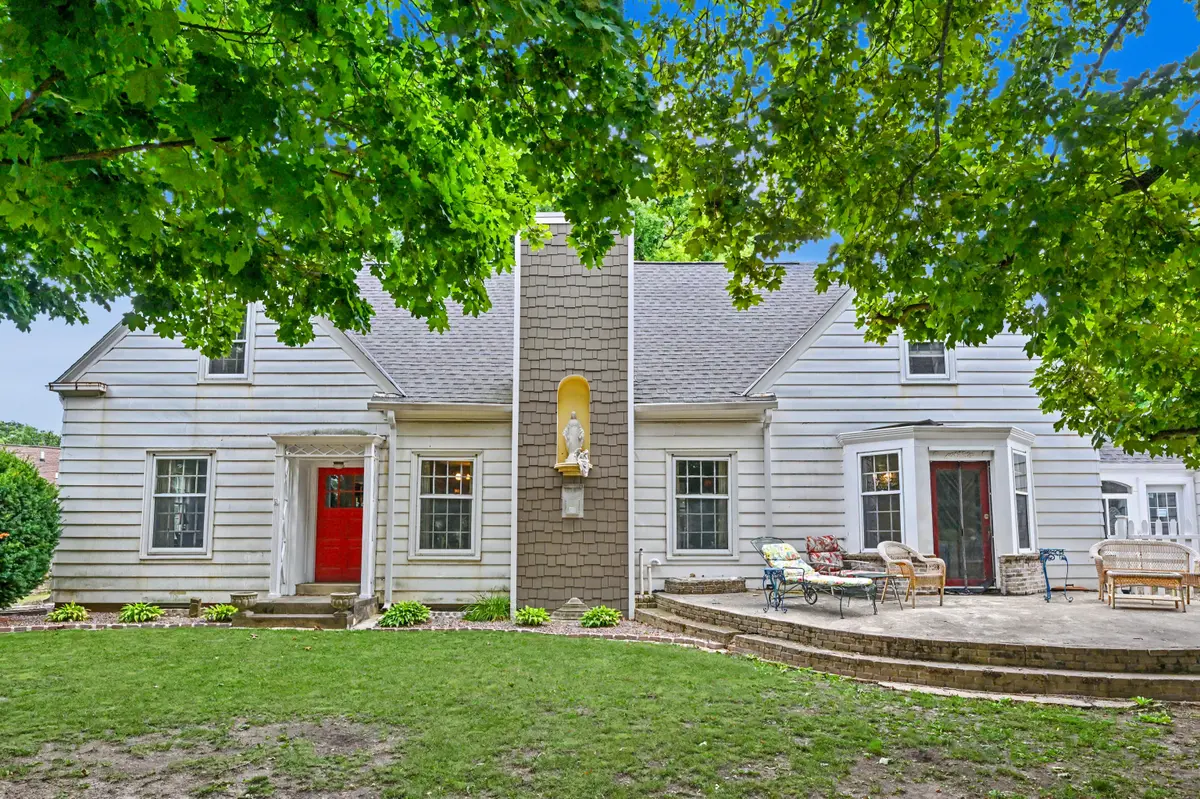 3123 W Grange Ave, Greenfield, WI 53221-3302