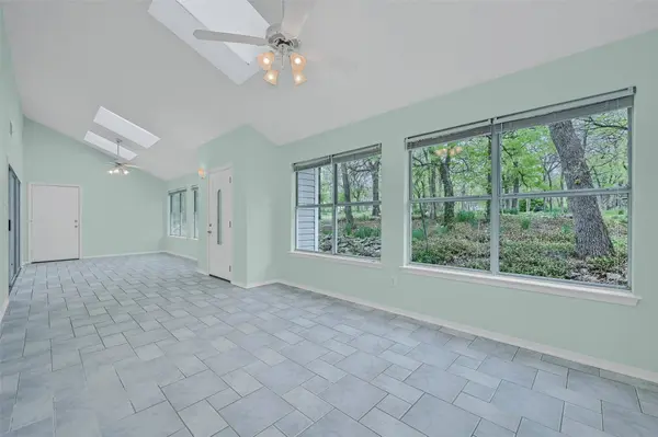 2 Harborview CIR, Denison, TX 75020