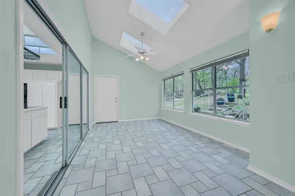 2 Harborview CIR, Denison, TX 75020