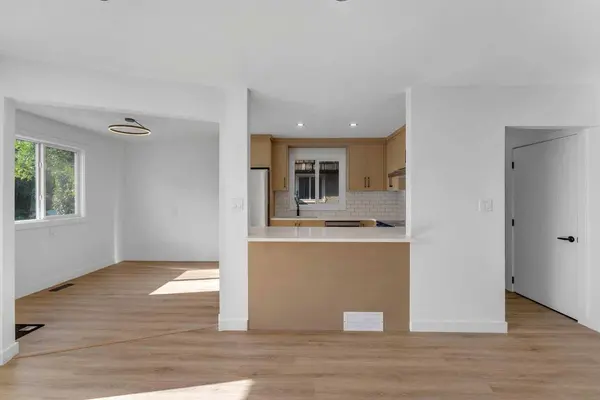 7630 24 ST SE, Calgary, AB T2C 0Y8