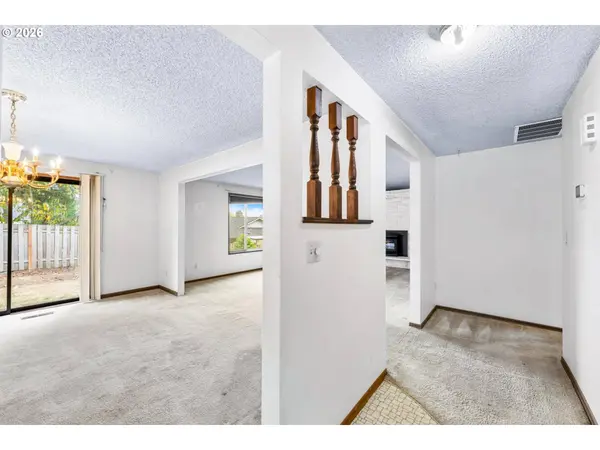 635 COLLINS CREST ST, Gladstone, OR 97027