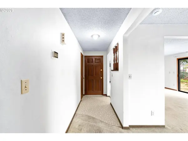635 COLLINS CREST ST, Gladstone, OR 97027