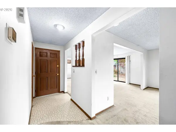 635 COLLINS CREST ST, Gladstone, OR 97027
