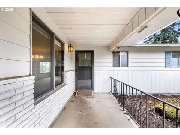 635 COLLINS CREST ST, Gladstone, OR 97027