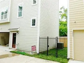 728 Link RD, Houston, TX 77009