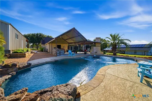 1413 Country Hills DR, La Vernia, TX 78121