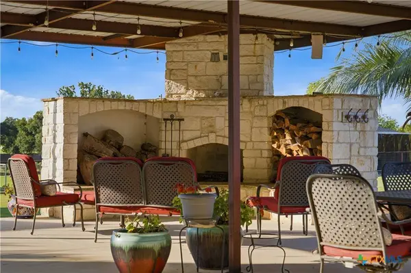 1413 Country Hills DR, La Vernia, TX 78121