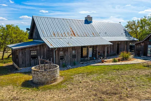 222 El Parisio, Bandera, TX 78003
