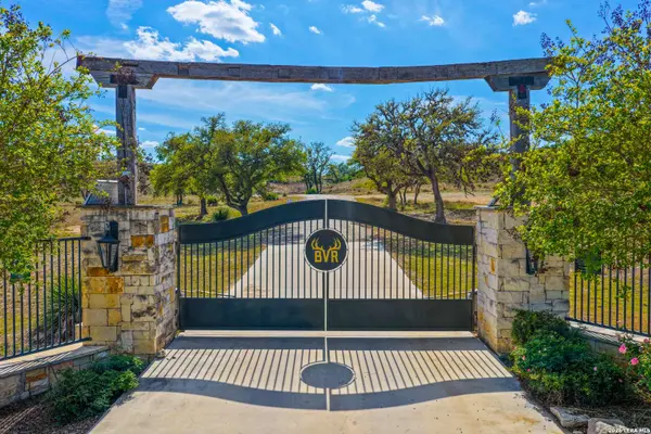222 El Parisio, Bandera, TX 78003