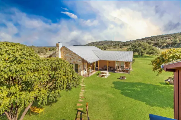 800 Quarter Horse CIR, Kingsland, TX 78639