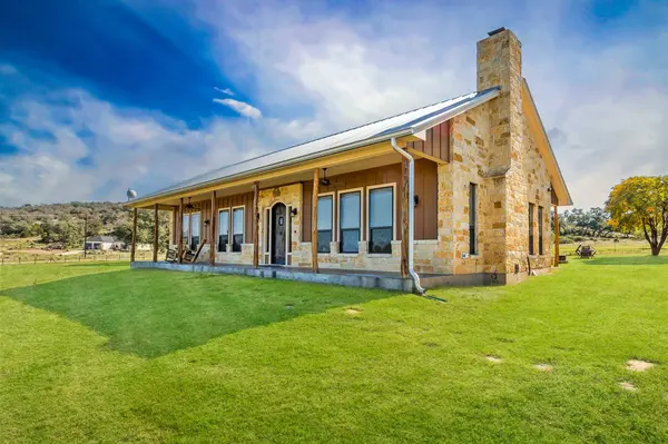 800 Quarter Horse CIR, Kingsland, TX 78639