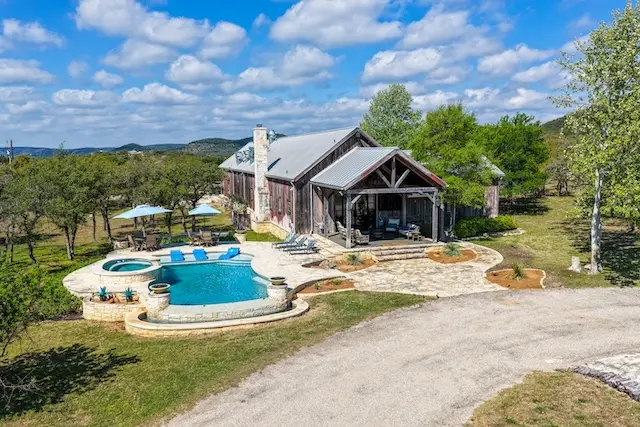 222 El Parisio, Bandera, TX 78003-6082