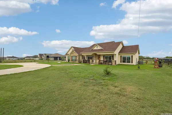 9691 Crow Ln, Adkins, TX 78101-2584