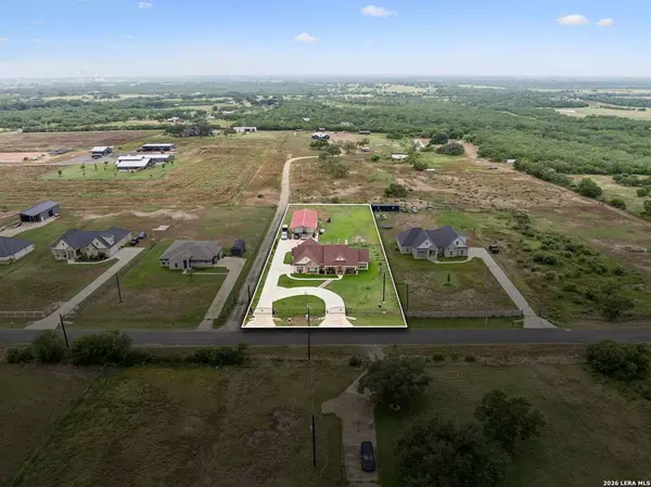 9691 Crow Ln, Adkins, TX 78101-2584