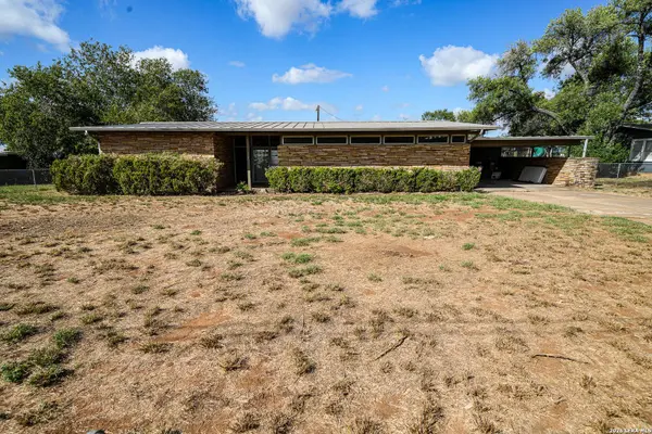 664 S Edwards Ave, Charlotte, TX 78011