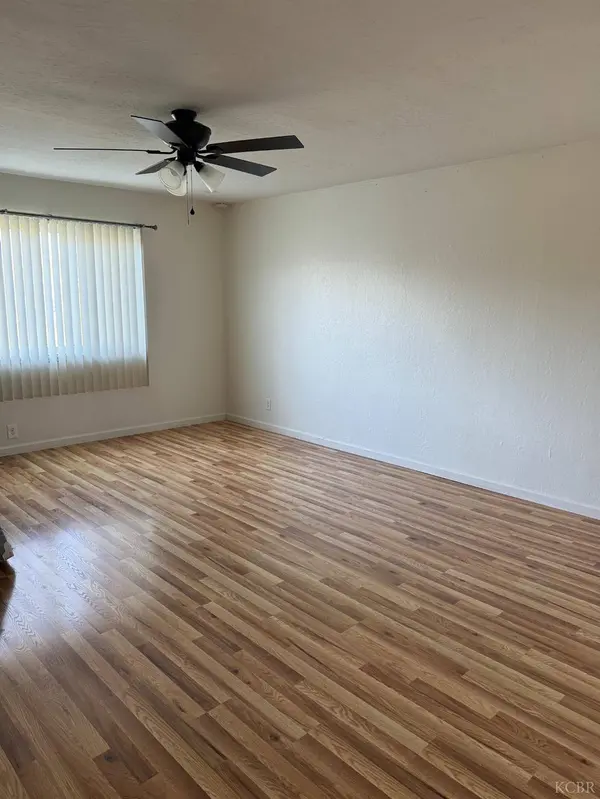 272 E D ST, Lemoore, CA 93245