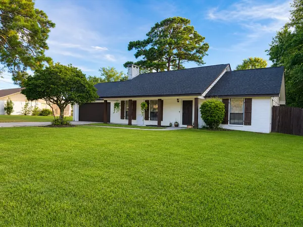 5428 Diamondhead Dr E, Diamondhead, MS 39525-3307