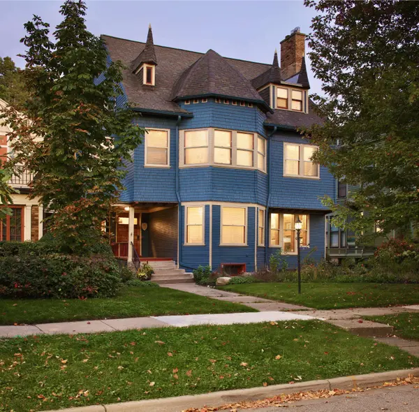 60 College NE Avenue