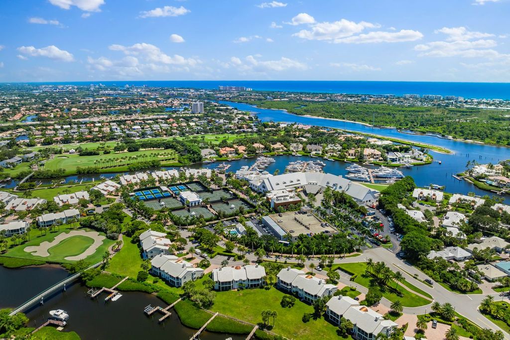 Admirals Cove clubhouse entrance in Jupiter Florida