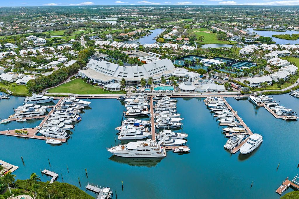 Admirals Cove gated entrance in Jupiter Florida