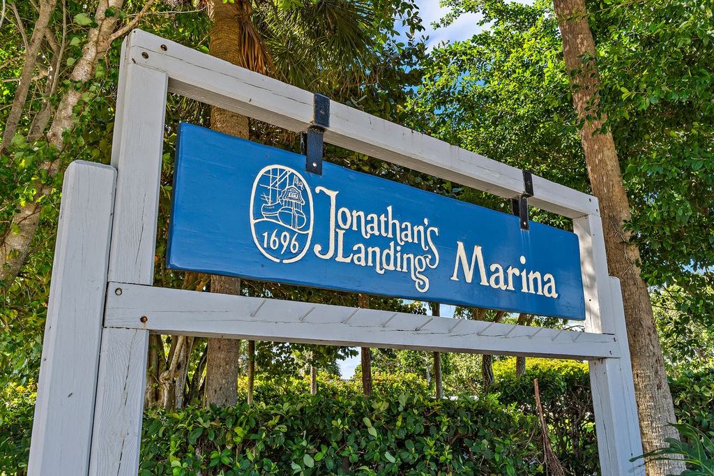 Tennis courts at Jonathan's Landing