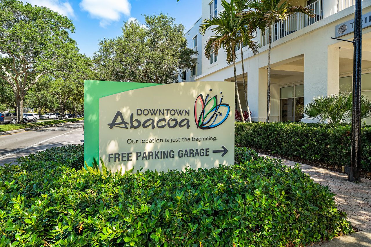 Abacoa Town Center fountain and streetscape in Jupiter Florida