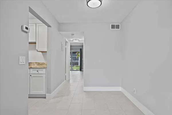 131 Doolen CT #207, North Palm Beach, FL 33408