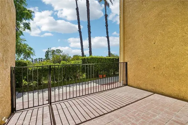 7718 Via Napoli, Burbank, CA 91504