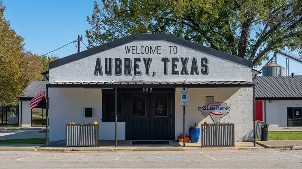  Aubrey: The Fastest-Growing Small Town in Denton County,Tanya O'Neil