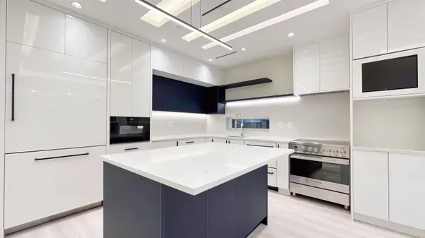 2373 W 7th ST, Vancouver, BC V6K 1Y4