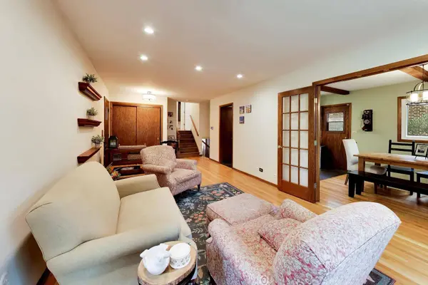 1216 E Mayfair RD, Arlington Heights, IL 60004