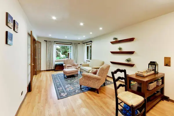 1216 E Mayfair RD, Arlington Heights, IL 60004