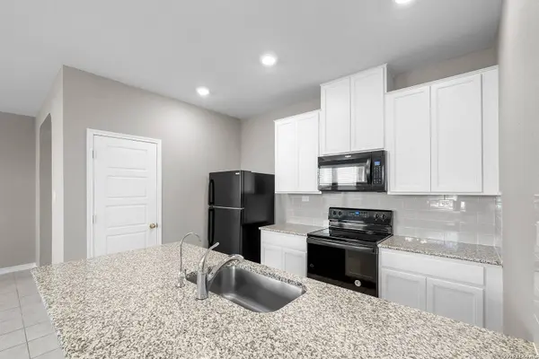 9906 OVERLOOK CYN, San Antonio, TX 78245